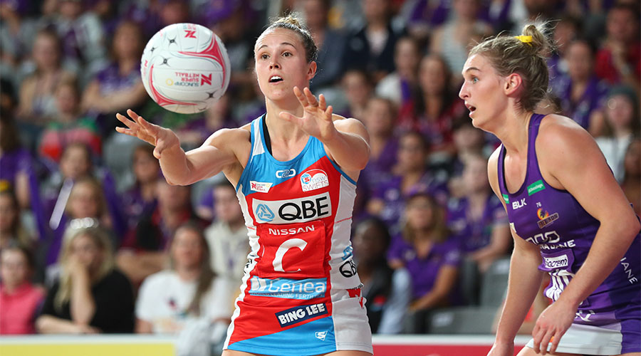 Paige Hadley from the Swifts passing the ball