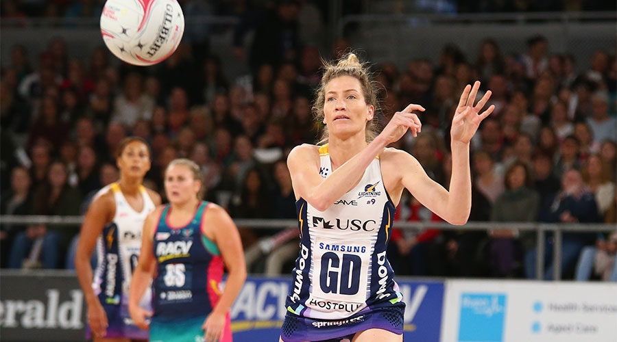 Karla Pretorius passing the ball in a game against the Vixens
