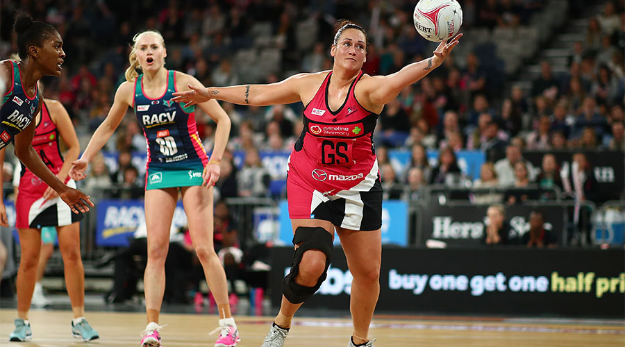 Cat Tuivaiti reaching for the ball in a game against the Vixens