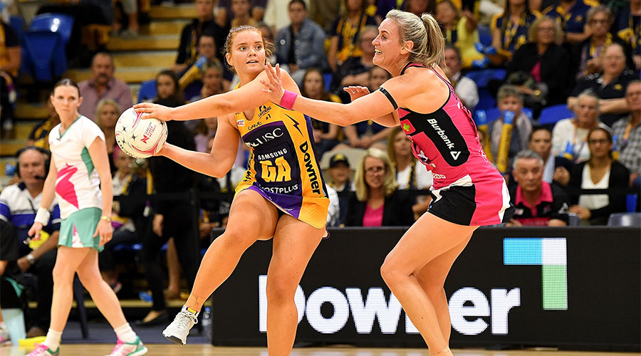 Steph Wood trying to pass the ball whilst being defended by Leana de Bruin
