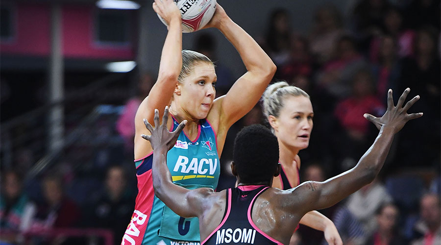 Kate Moloney passing the ball whilst being defended by Bongi Msomi