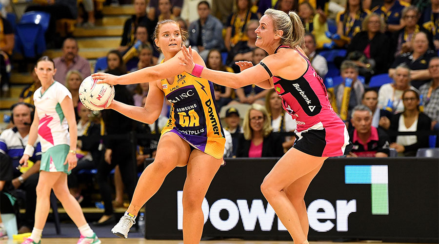 Steph Wood passing the ball whilst being defended by Leana de Bruin
