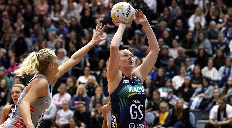 Caitlin Thwaites of the Melbourne Vixens takes aim at the goals in 2019.
