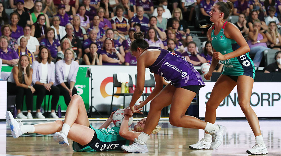 Jo Weston of the Vixens wins posession during the Round 1 Super Netball match between the Queensland Firebirds and Melbourne Vixens at Nissan Arena, Brisbane, Sunday, March 27, 2022.