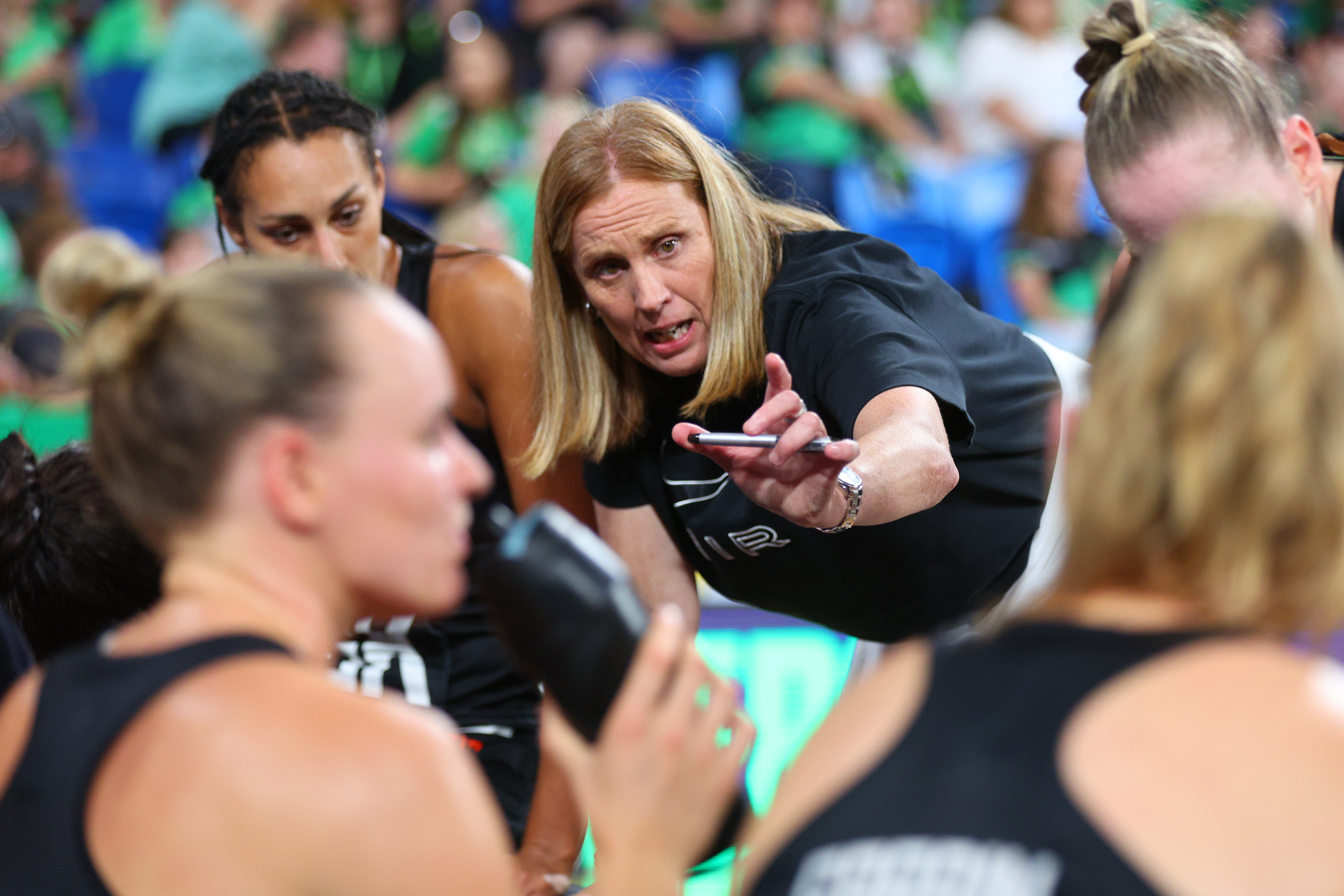 Nicole Richardson speaks to her Collingwood Magpies players